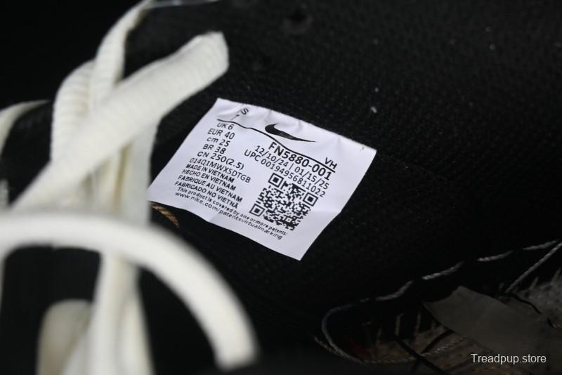 Nike SB Dunk Low Premium Skateboarding Shoes in Black and White - FN5880-001