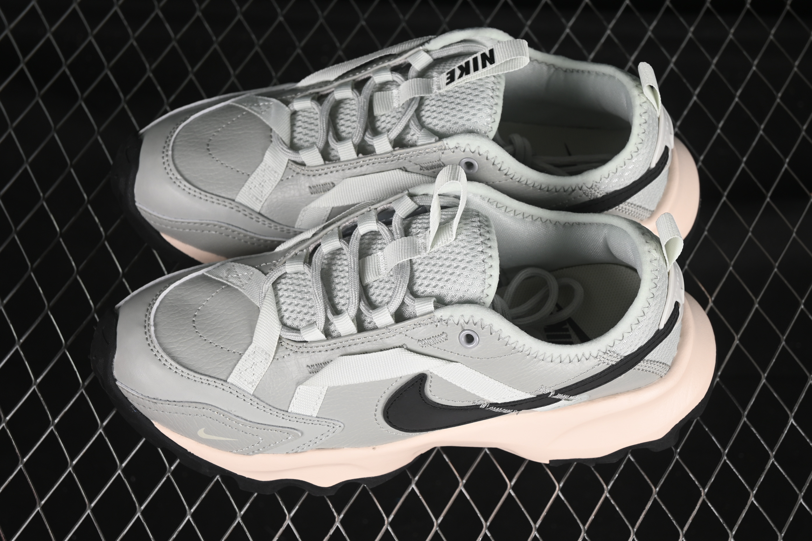 Nike TC 7900 Retro Chunky Sneakers with Reflective Swoosh and Cushioned Sole - DD9682-004