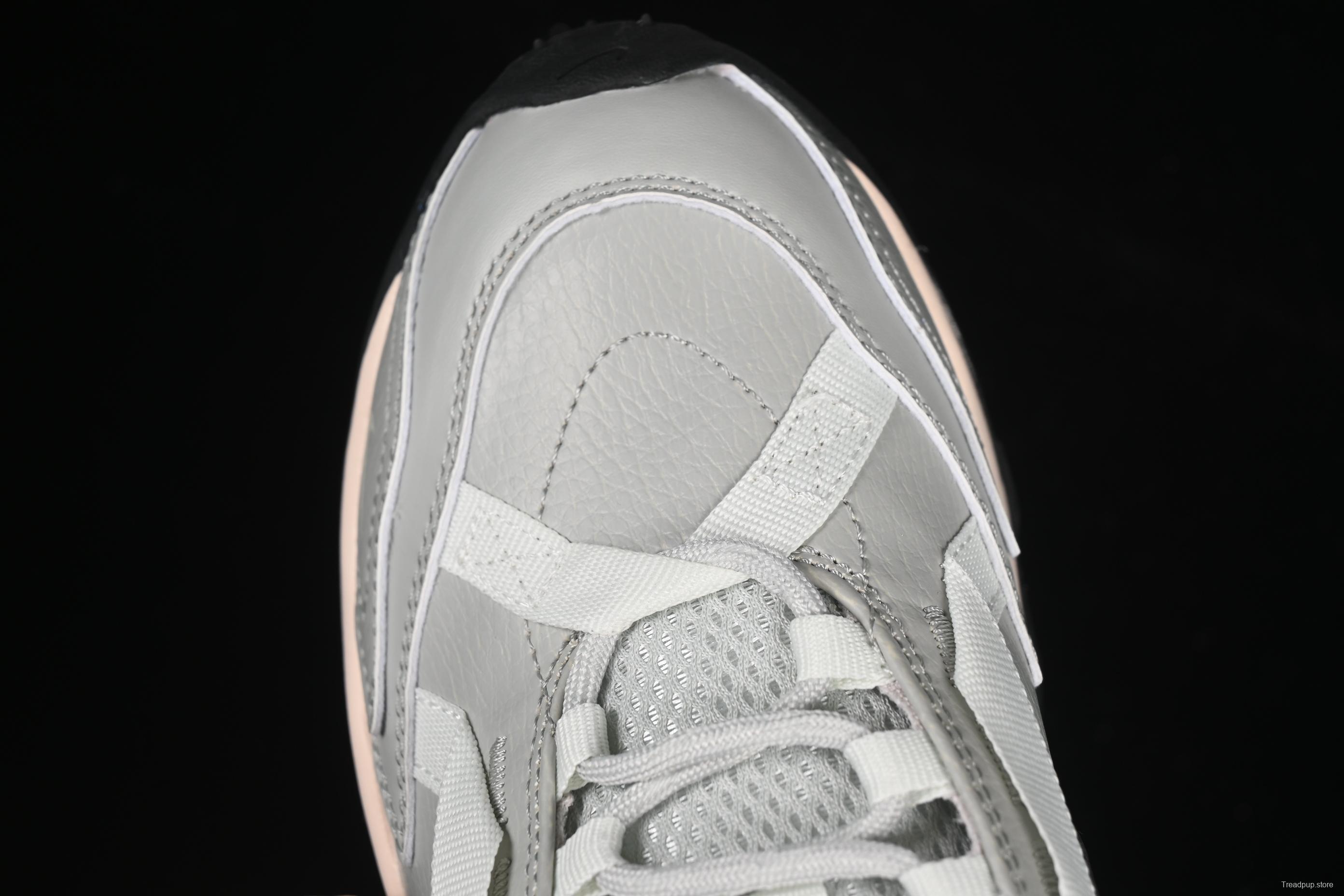 Nike TC 7900 Retro Chunky Sneakers with Reflective Swoosh and Cushioned Sole - DD9682-004