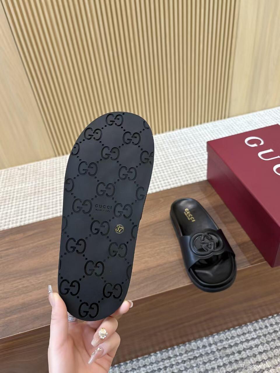 2025 Women Gucci Black Leather Slippers Interlocking G LY00230