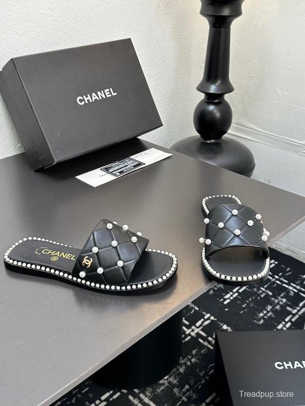 2025 Slippers CHANEL Black Leather Pearl Decor