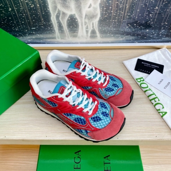2025 Unisex Bottega Veneta Red Blue Mesh Suede Runner Sneakers Geometric Pattern LY00310